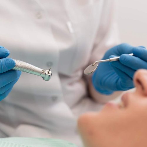 paciente-sexo-femenino-que-tiene-procedimiento-realizado-dentista